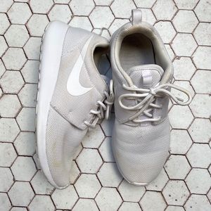 Used Nike Roshe one women’s size 8 white